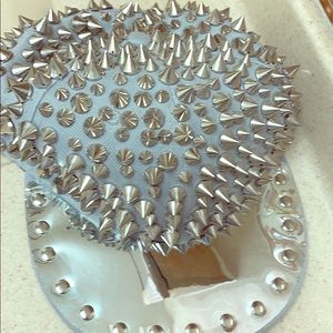 Men’s studded snap back cap